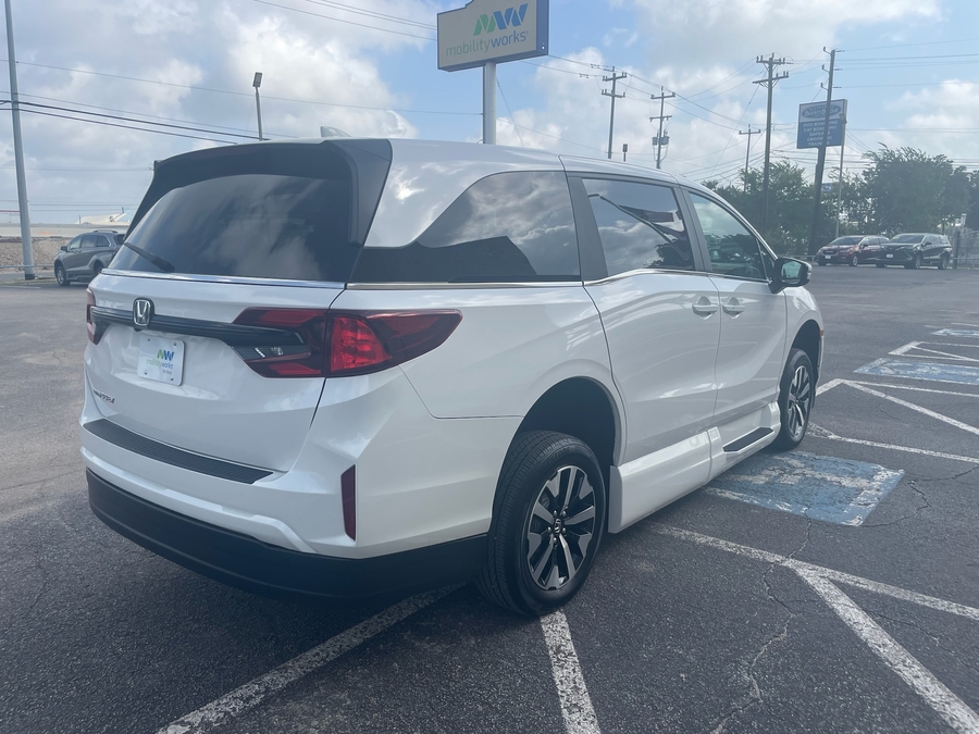 White Honda Odyssey image number 8