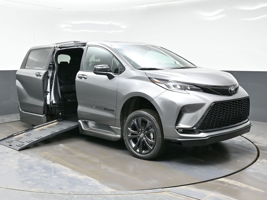 New 2026 Toyota Sienna Hybrid XSE Sport - BraunAbility Side Entry Fold Out Automatic Ramp