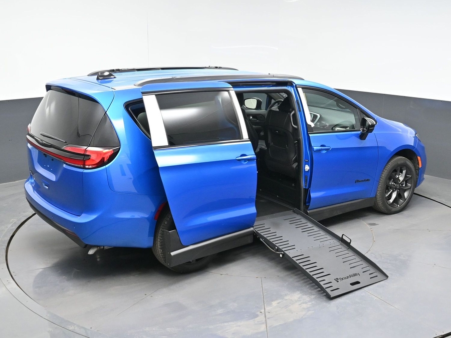 New 2026 Chrysler Pacifica Select Sport - BraunAbility Side Entry Entry Fold Out Manual Ramp