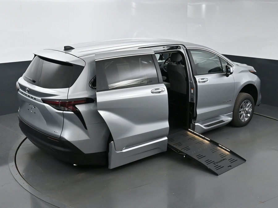 New 2025 Toyota Sienna Hybrid LE - BraunAbility Side Entry Entry Fold Out Automatic Ramp