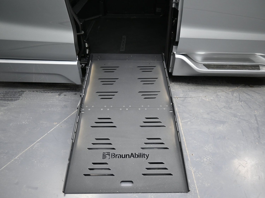 New 2025 Toyota Sienna Hybrid XSE Sport - BraunAbility Side Entry Entry Fold Out Automatic Ramp