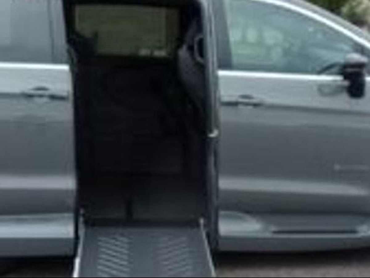 Grey Chrysler Pacifica image number 11