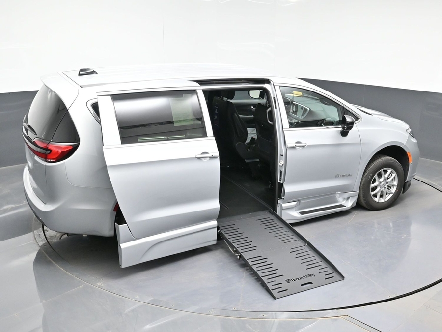 Silver Chrysler Pacifica image number 22