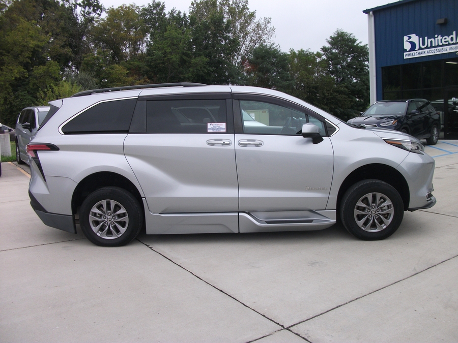 Used 2022 Toyota Sienna Hybrid XLE - BraunAbility Side Entry Fold Out Automatic Ramp