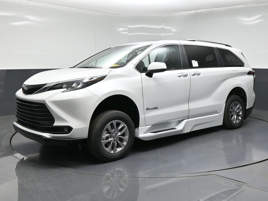 New 2026 Toyota Sienna Hybrid XLE Base - BraunAbility Side Entry Fold Out Automatic Ramp