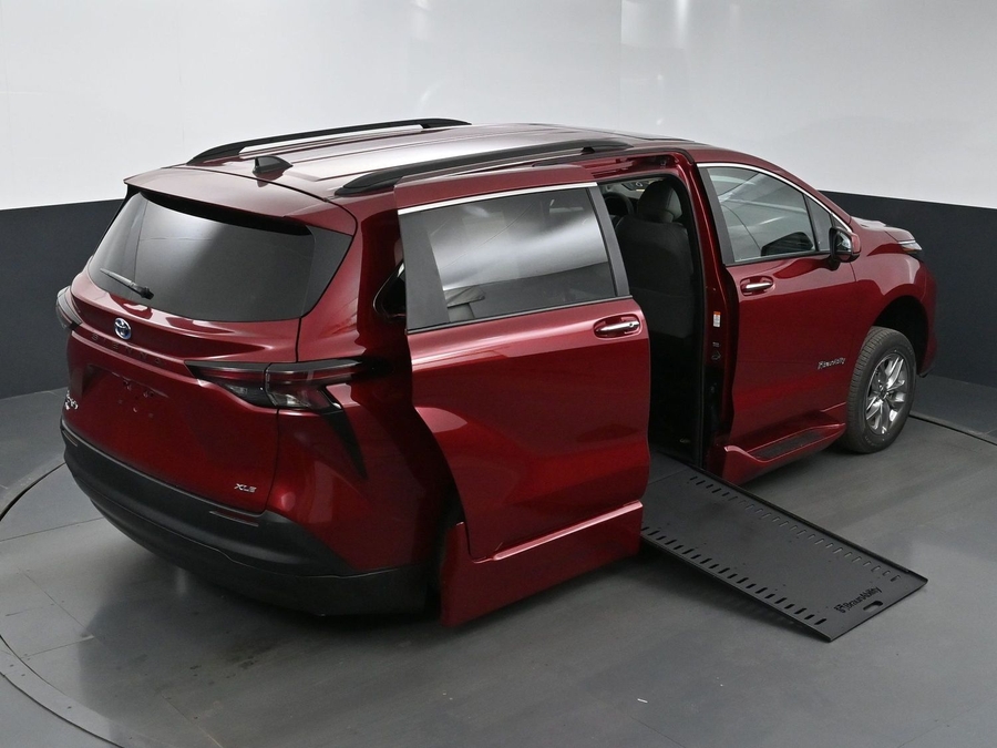 New 2025 Toyota Sienna Hybrid XLE Plus - BraunAbility Side Entry Entry In Floor Automatic Ramp