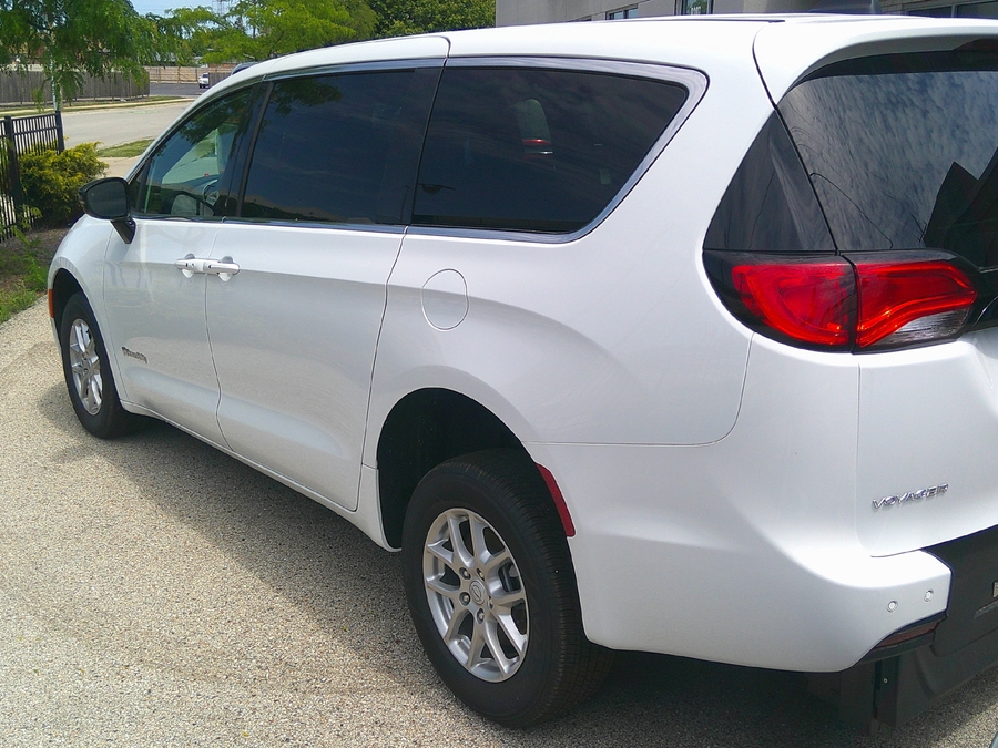 White Chrysler Voyager image number 4