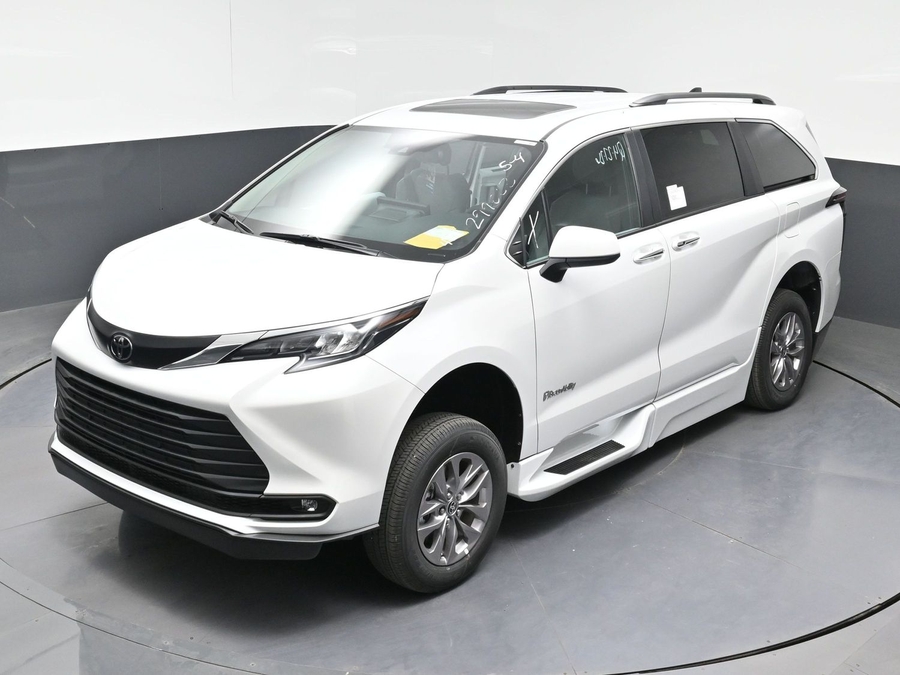 New 2026 Toyota Sienna Hybrid XLE Base - BraunAbility Side Entry Entry Fold Out Automatic Ramp