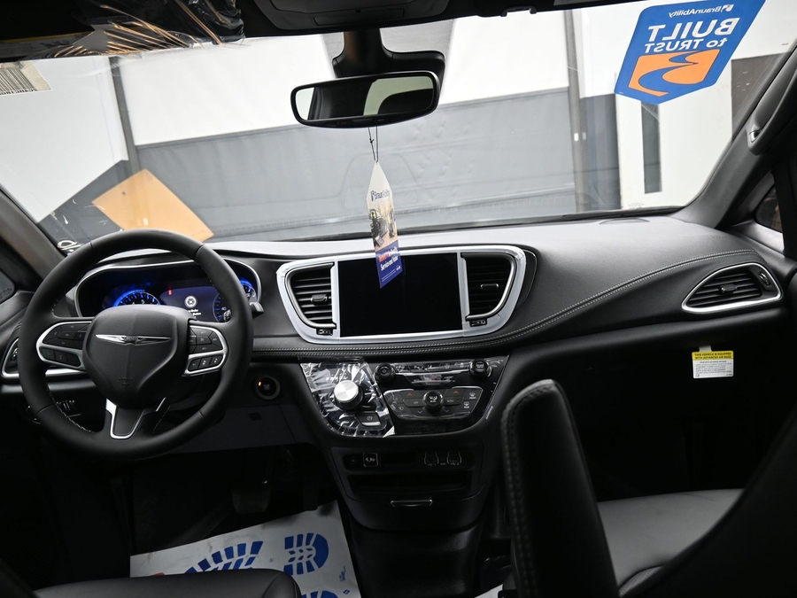 Black Chrysler Pacifica image number 12