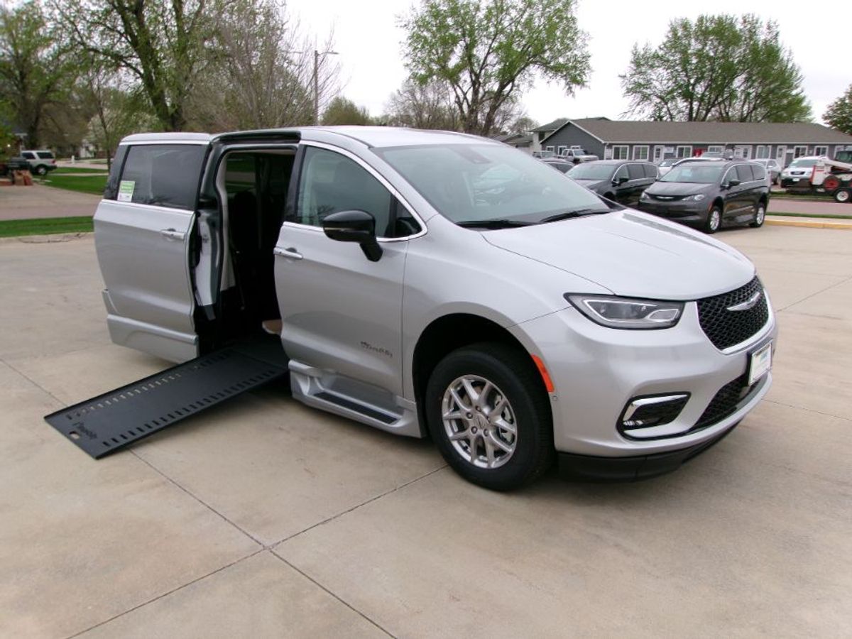 Silver Chrysler Pacifica image number 9