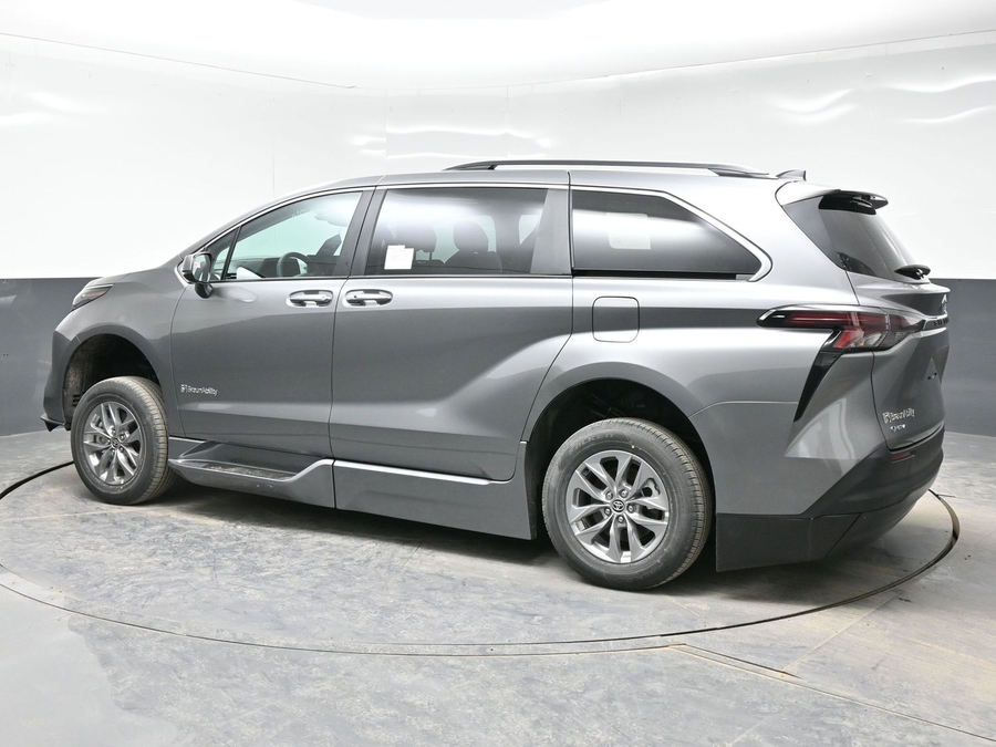 New 2026 Toyota Sienna Hybrid XLE Base - BraunAbility Side Entry Entry Fold Out Automatic Ramp