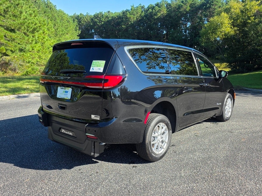 Black Chrysler Pacifica image number 12