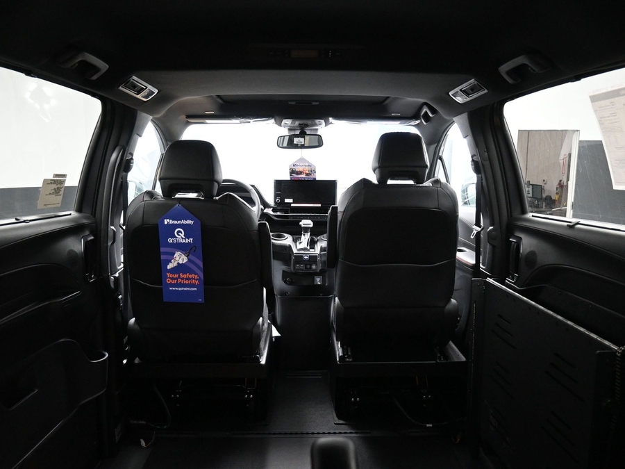 Grey Toyota Sienna image number 14