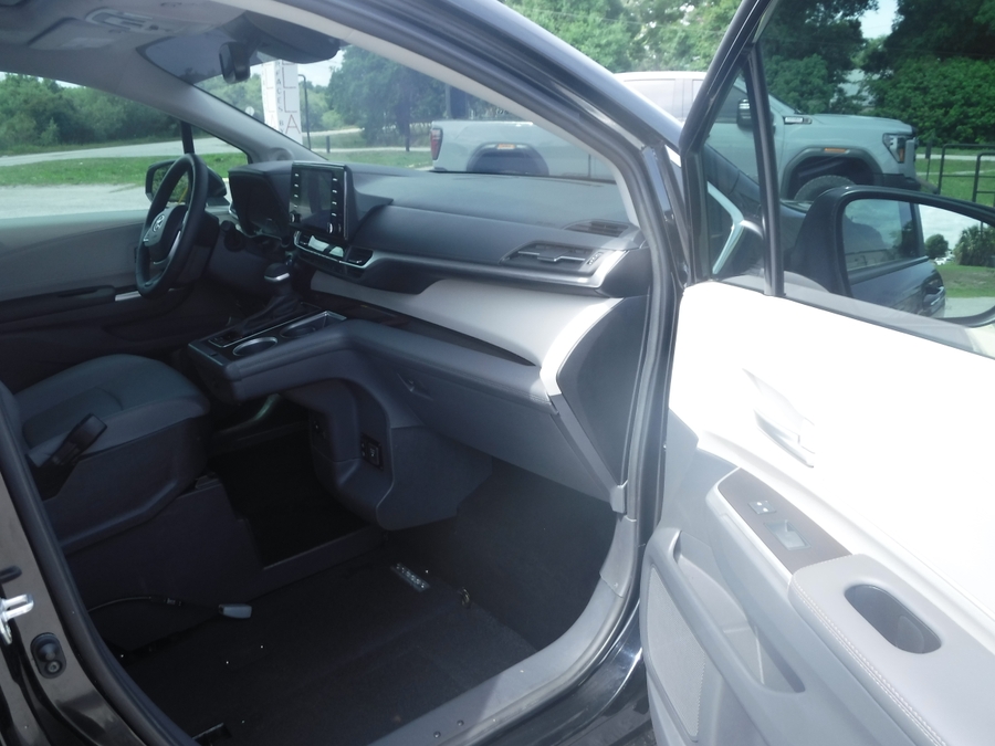 Black Toyota Sienna image number 16