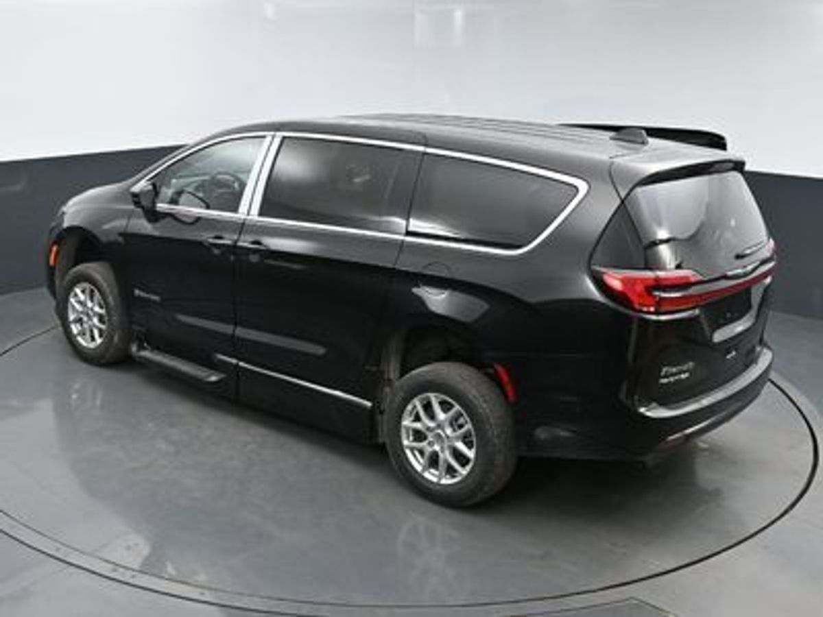 2025 Chrysler Pacifica Select - Photo 12
