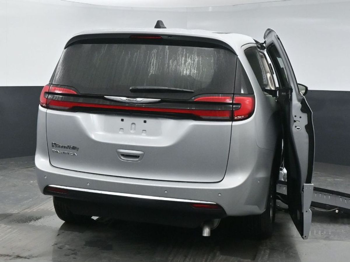 Silver Chrysler Pacifica image number 23