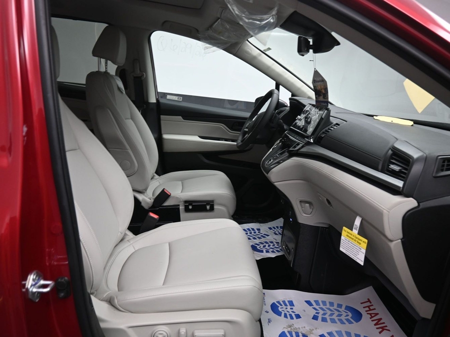 Red Honda Odyssey image number 8
