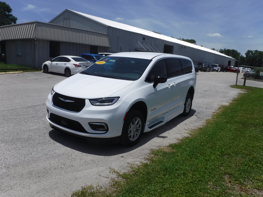 White Chrysler Pacifica image number 17