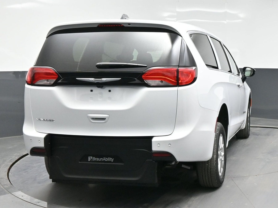 White Chrysler Voyager image number 3
