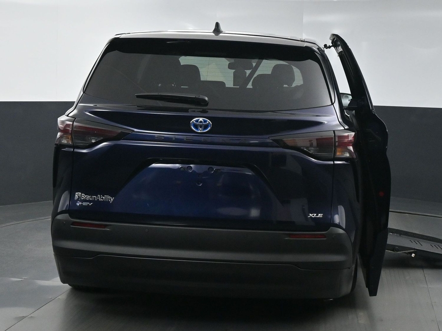 New 2025 Toyota Sienna Hybrid XLE Base - BraunAbility Side Entry Entry Fold Out Automatic Ramp