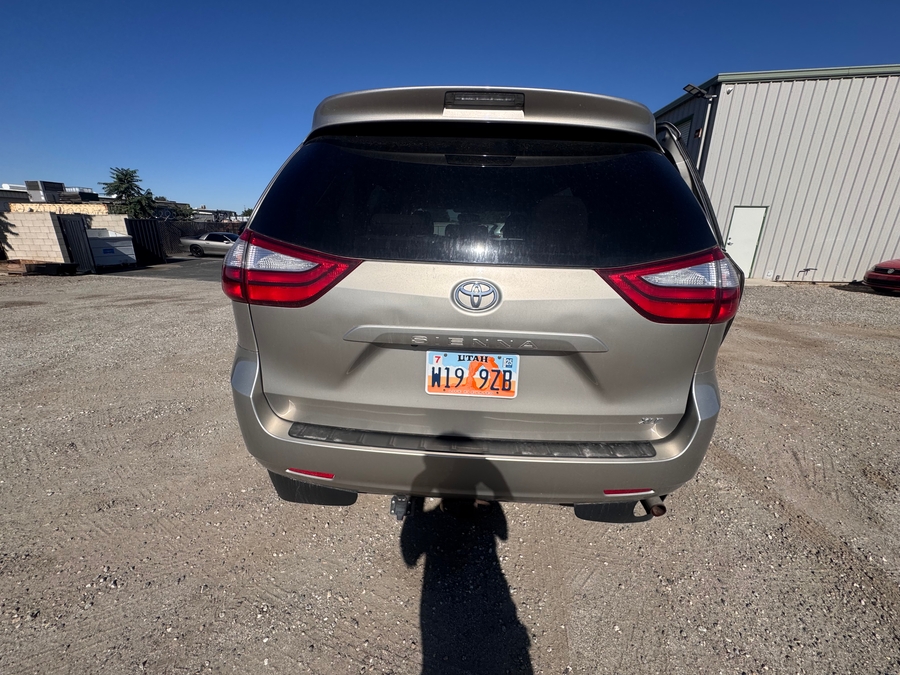 Gold Toyota Sienna image number 2