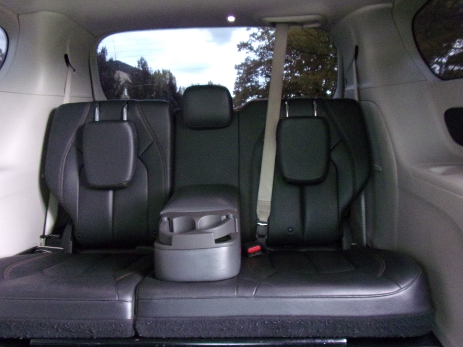 Grey Chrysler Pacifica image number 15