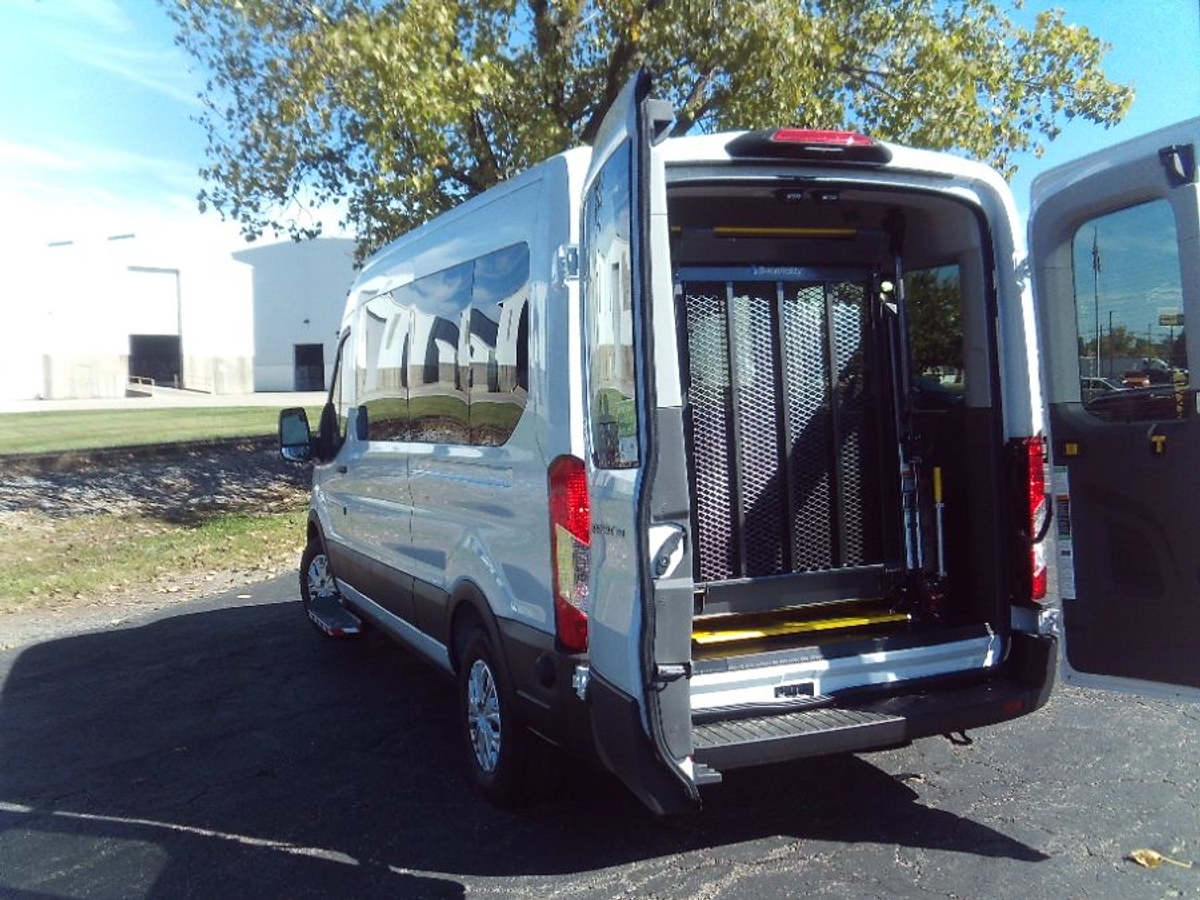 White Ford T350 image number 6