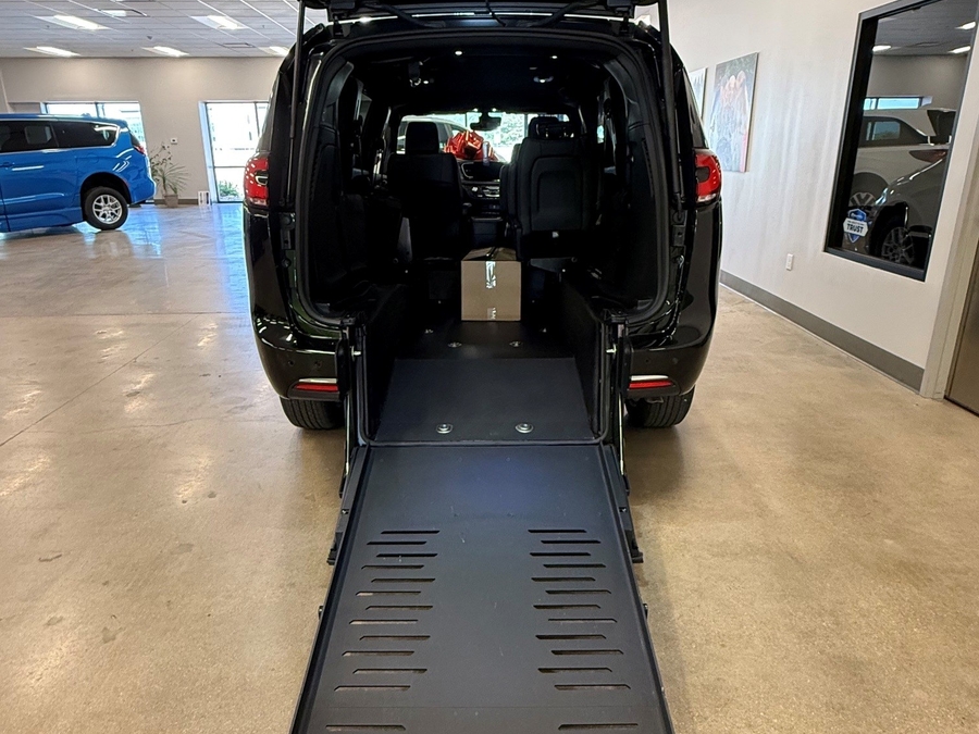 Número de imagen Chrysler Pacifica negro 5