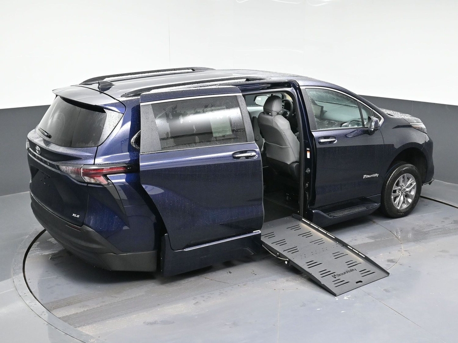 Blue Toyota Sienna image number 10