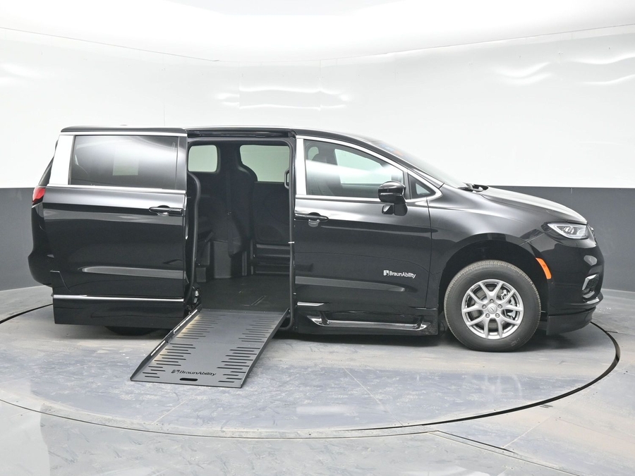 Black Chrysler Pacifica image number 7