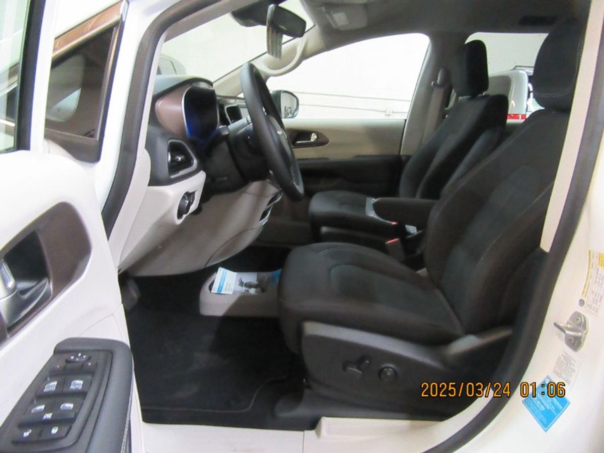 White Chrysler Voyager image number 8