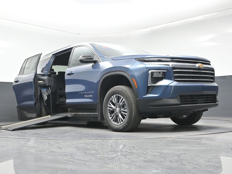 Blue Chevrolet Traverse image number 15