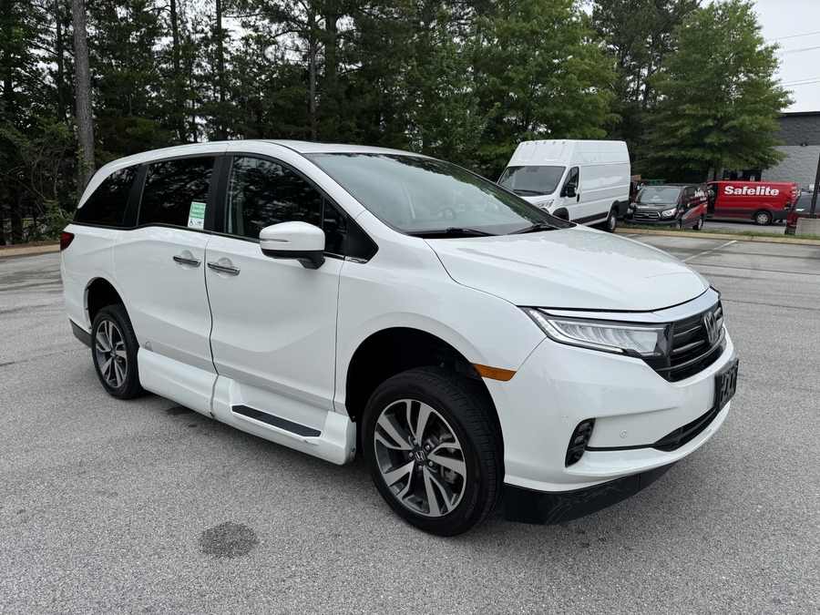 White Honda Odyssey image number 10