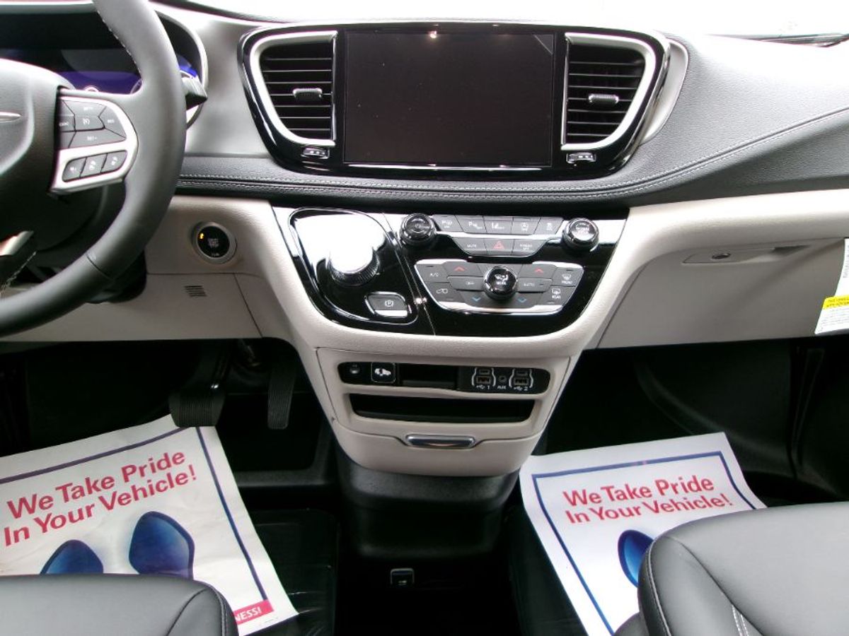 Silver Chrysler Pacifica image number 3