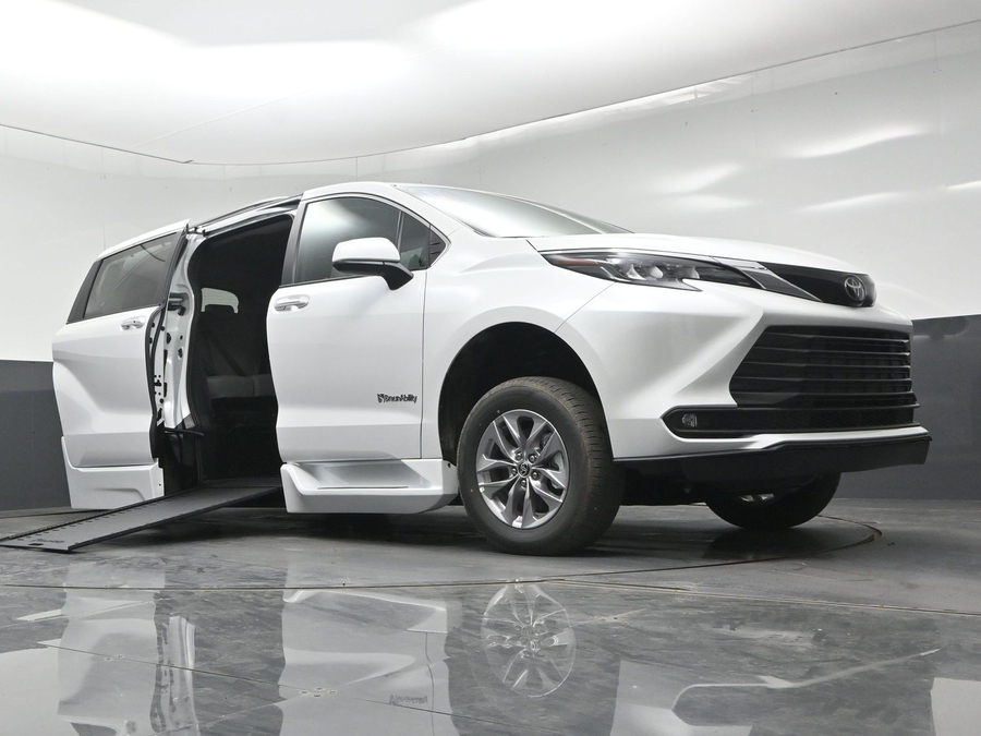 New 2026 Toyota Sienna Hybrid XLE Add - BraunAbility Side Entry In Floor Automatic Ramp