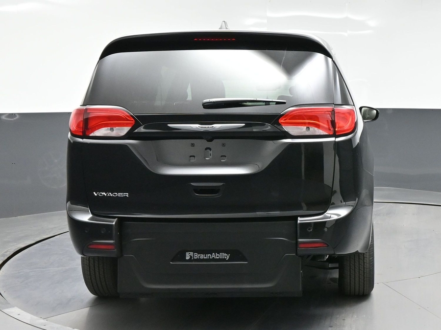 Black Chrysler Voyager image number 3