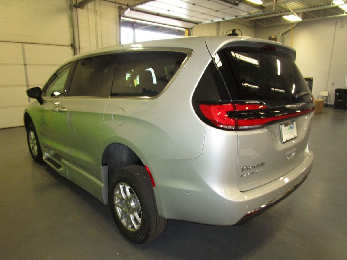 2024 Chrysler Pacifica Touring L - Photo 8