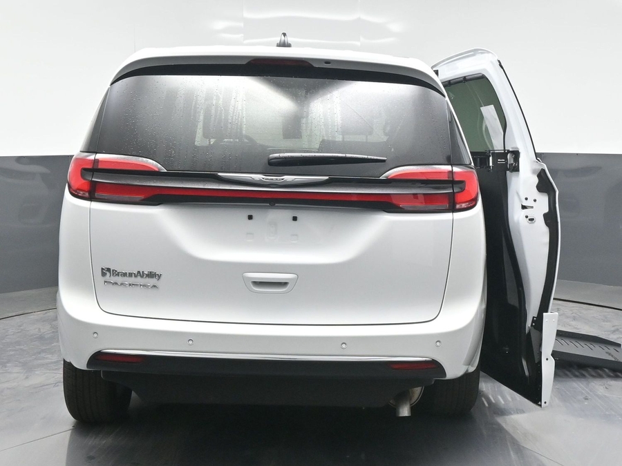 New 2025 Chrysler Pacifica Select Safety - BraunAbility Side Entry Entry Fold Out Automatic Ramp