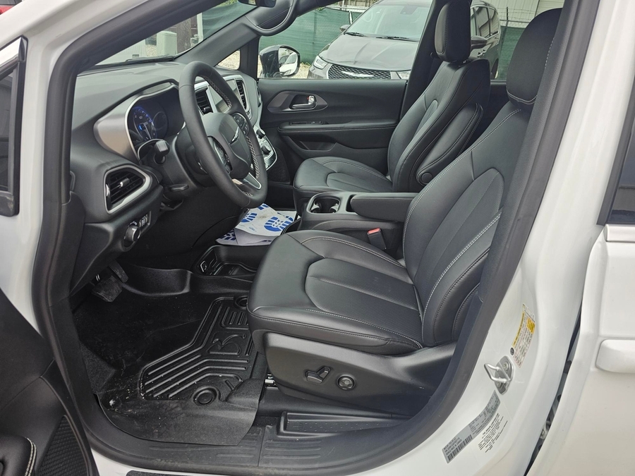 White Chrysler Voyager image number 8