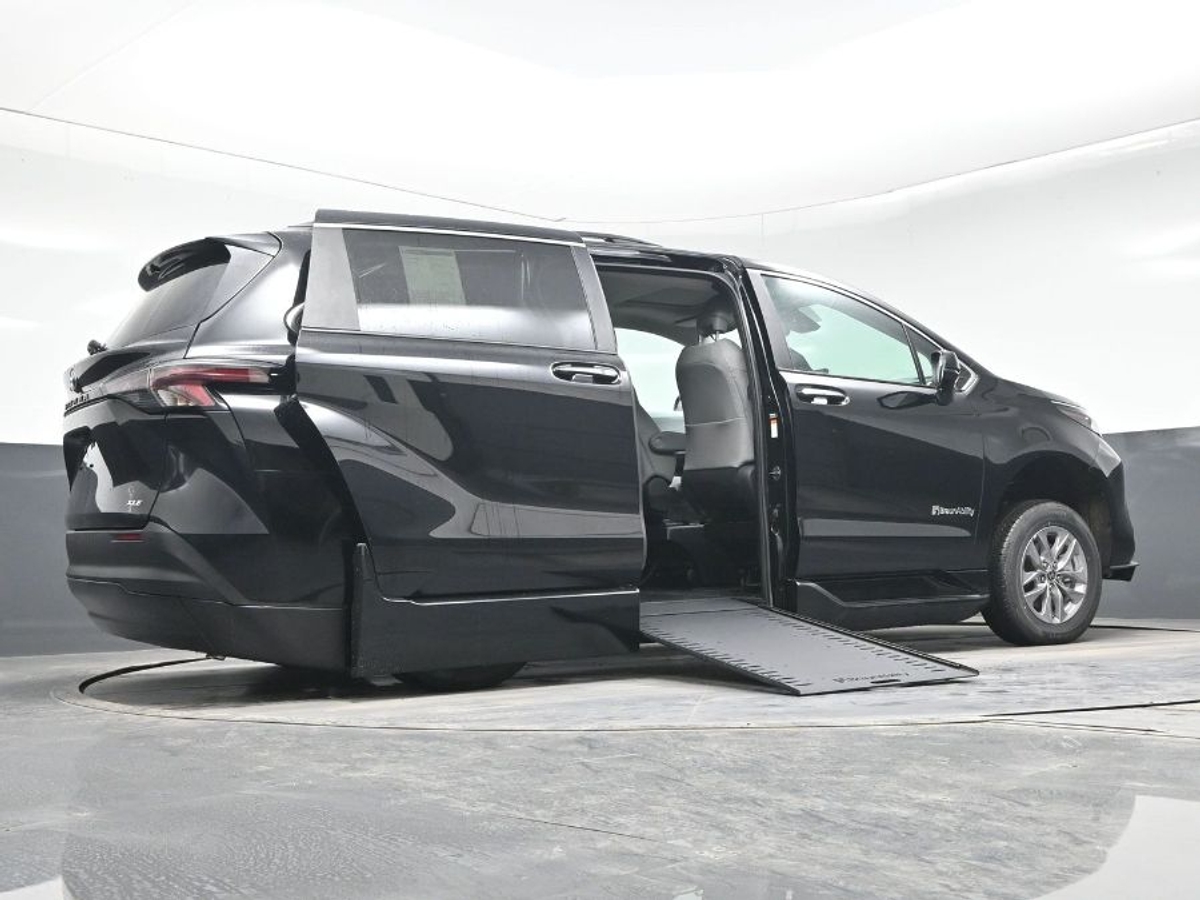 Black Toyota Sienna image number 25