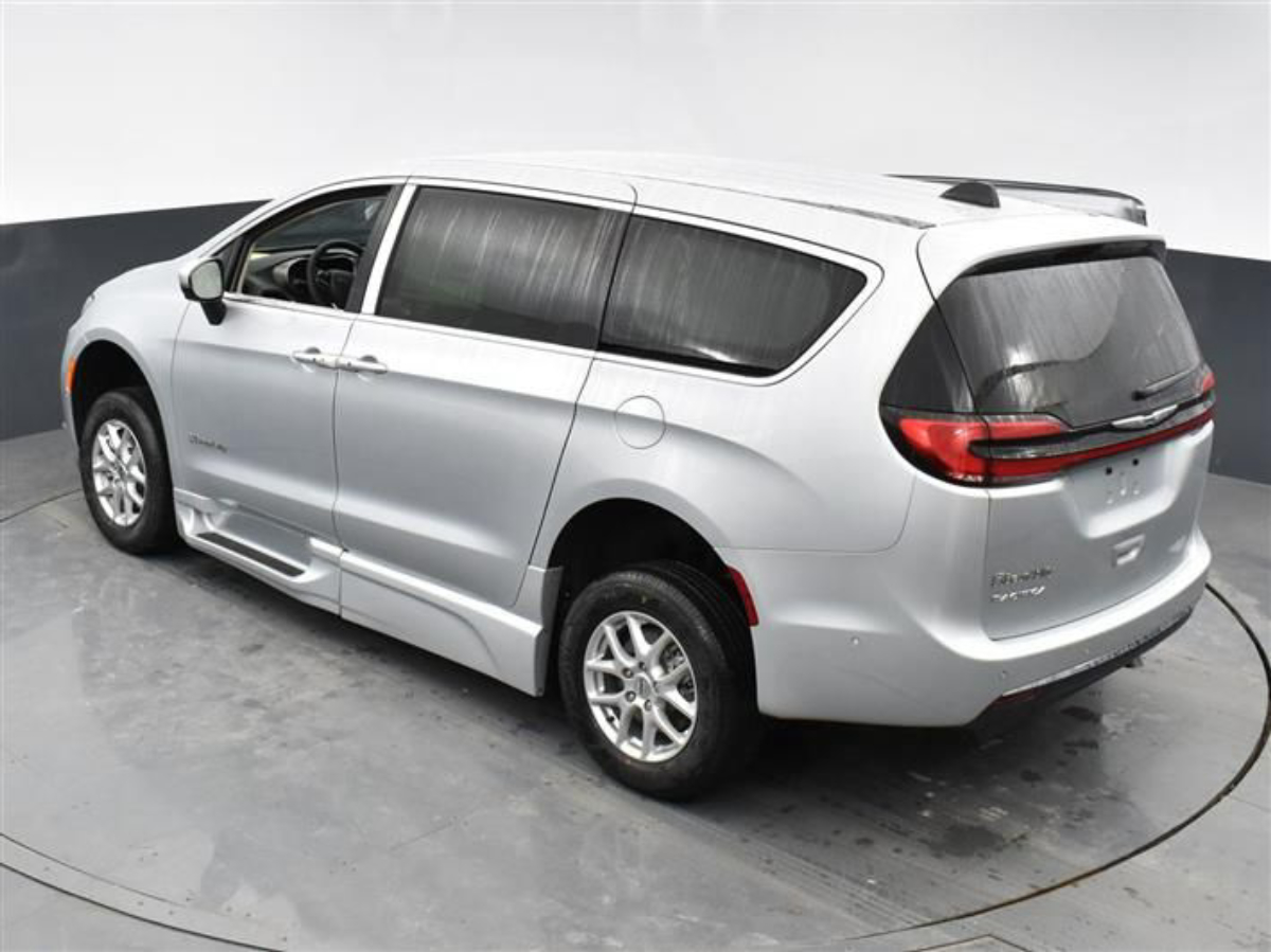 Silver Chrysler Pacifica image number 22