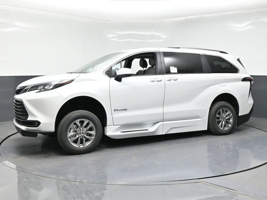 New 2026 Toyota Sienna Hybrid XLE Base - BraunAbility Side Entry Entry Fold Out Automatic Ramp