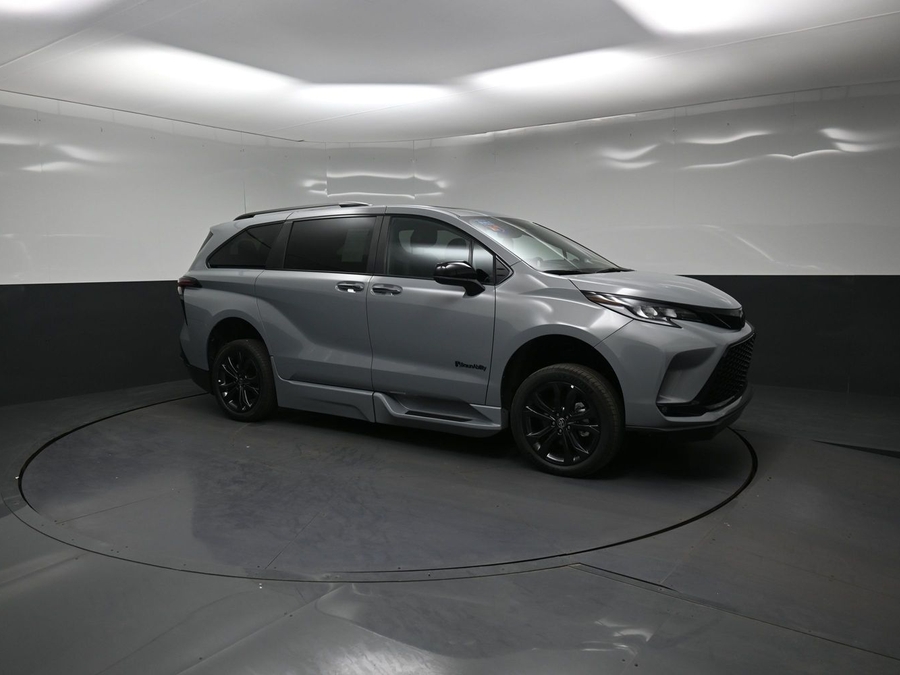 New 2026 Toyota Sienna Hybrid XSE Sport - BraunAbility Side Entry Fold Out Automatic Ramp