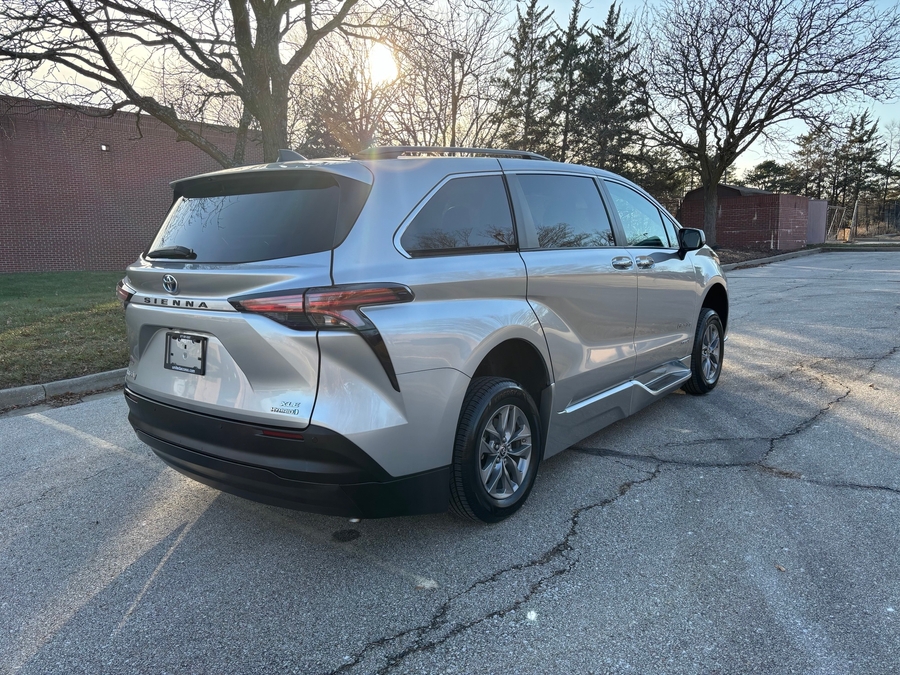 Used 2021 Toyota Sienna Hybrid XLE Base - BraunAbility Side Entry Entry Fold Out Automatic Ramp