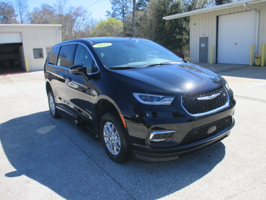 Black Chrysler Pacifica image number 1