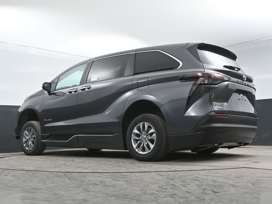 New 2025 Toyota Sienna Hybrid XLE Base - BraunAbility Side Entry Entry Fold Out Automatic Ramp