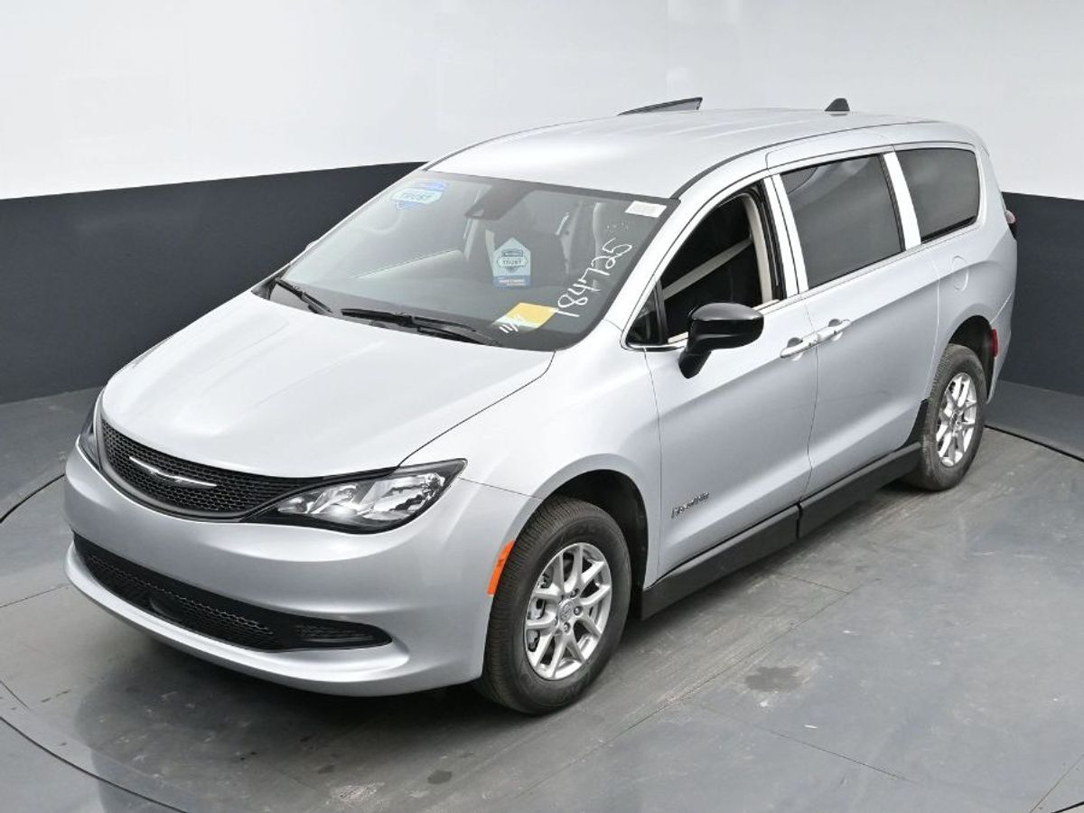 Silver Chrysler Voyager image number 12