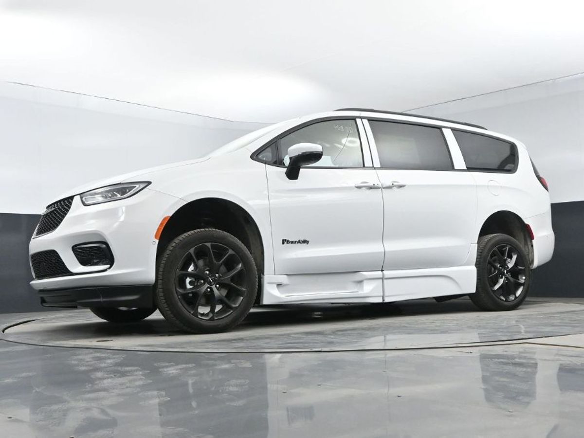 White Chrysler Pacifica image number 11