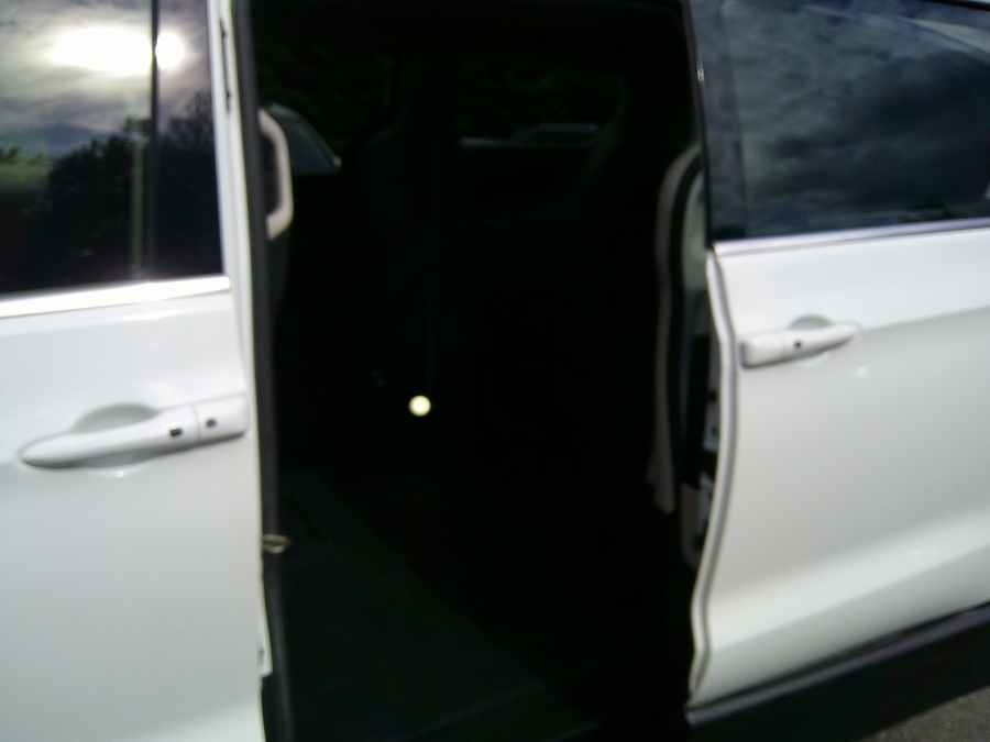 White Chrysler Voyager image number 15
