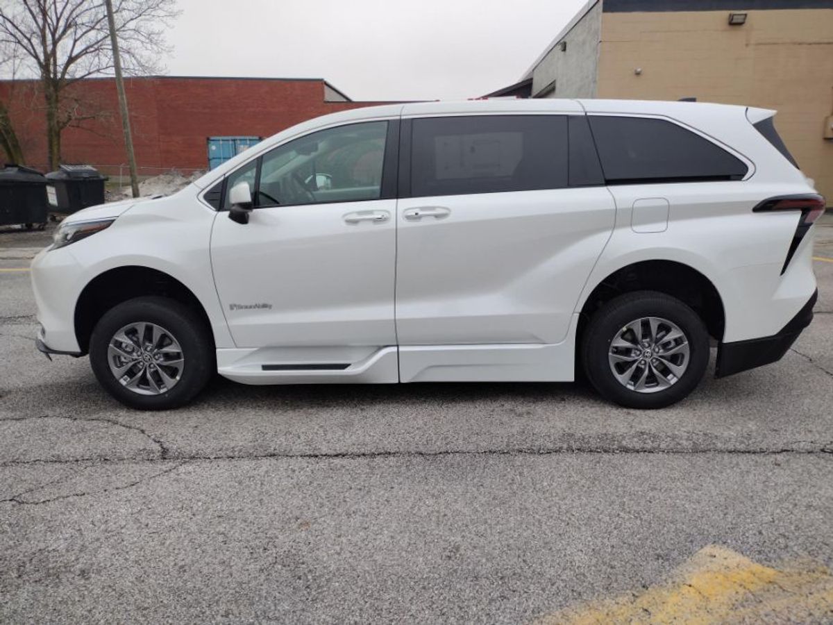White Toyota Sienna image number 11